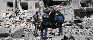 Retter und Ermittler an einem zerstörten Haus nahe Odessa 