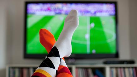 Fußballspiel im Fernsehgerät (Archivbild von 2018).