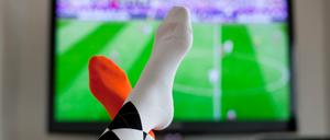 Fußballspiel im Fernsehgerät (Archivbild von 2018).