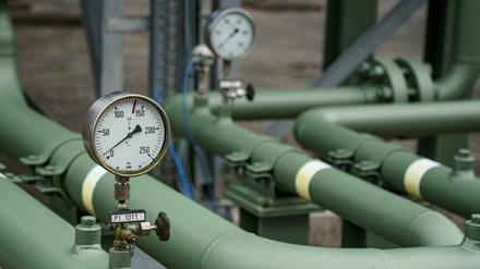 Messinstrumente an Rohrleitungen eines Gaspeichers