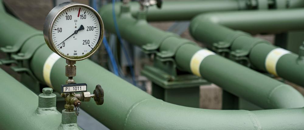 Messinstrumente an Rohrleitungen eines Gaspeichers