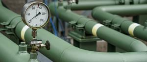 Messinstrumente an Rohrleitungen eines Gaspeichers
