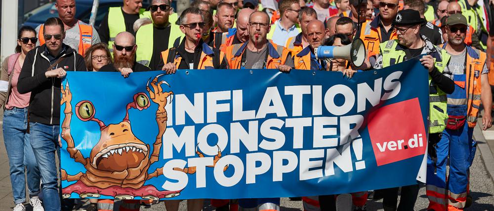Hafenarbeiter demonstrieren mit einem Transparent für höhere Löhne. Verdi will für die Beschäftigten der Seehäfen bis zu 14 Prozent mehr Geld durchsetzen.