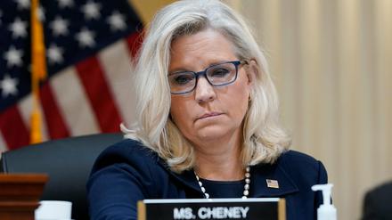 Liz Cheney, stellvertretende Vorsitzende und Mitglied des US-Repräsentantenhauses für Wyoming, hört dem Sonderausschuss des Repräsentantenhauses, der den Angriff auf das Kapitol am 6. Januar 2021 untersucht, bei einer Anhörung im Kapitol zu. 