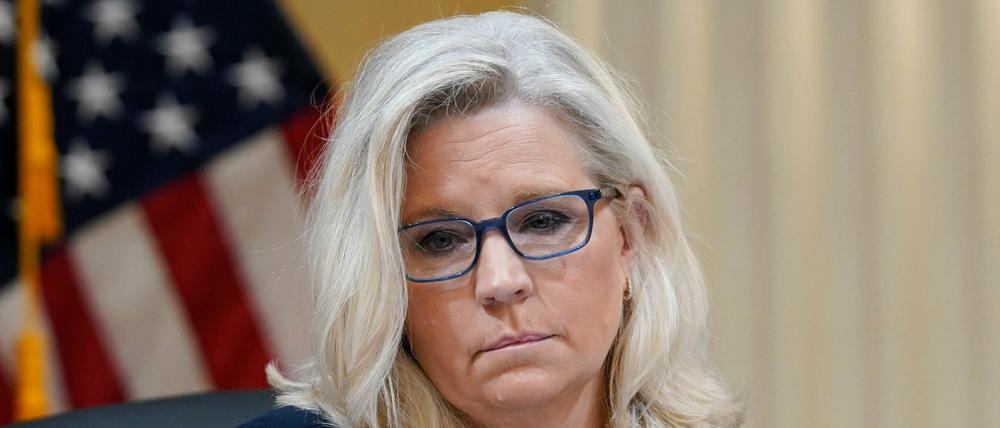 Liz Cheney, stellvertretende Vorsitzende und Mitglied des US-Repräsentantenhauses für Wyoming, hört dem Sonderausschuss des Repräsentantenhauses, der den Angriff auf das Kapitol am 6. Januar 2021 untersucht, bei einer Anhörung im Kapitol zu.