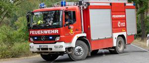 Eine Feuerwehr fährt in den Wald hinein um den Waldbrand Ende Juni im Naturschutzgebiet Gorischheide zu bekämpfen.