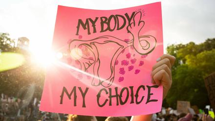 Protestler in New York demonstrieren gegen die Entscheidung des Supreme Courts, das Grundsatzurteil „Roe v. Wade“ zu kippen.