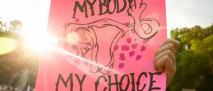 Protestler in New York demonstrieren gegen die Entscheidung des Supreme Courts, das Grundsatzurteil „Roe v. Wade“ zu kippen.