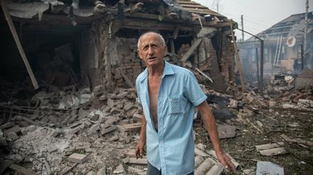 Der 71-jährige Wladimir Wassiljewitsch steht im Hof des zerstörten Hauses seiner Verwandten in Slowjansk. 