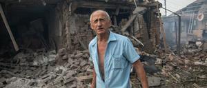 Der 71-jährige Wladimir Wassiljewitsch steht im Hof des zerstörten Hauses seiner Verwandten in Slowjansk. 