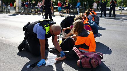 Auch am Mittwoch blockierten Aktivisten von "Letzte Generation" mehrere Straßen in Berlin. 
