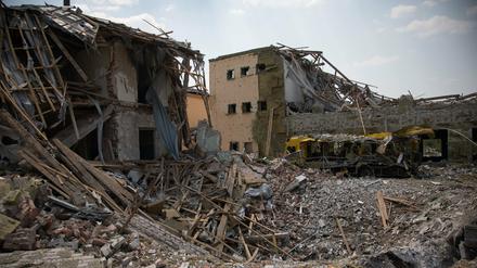 Eine durch einen Raketenangriff zerstörte Schule im Dorf Majaky am Rande von Slowjansk.