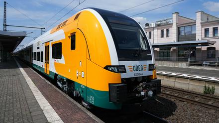 Auf dem Puffer einer Regionalbahn-Lok wollte am späten Mittwochnachmittag ein Mann vom brandenburgischen Werder (Havel) nach Berlin reisen. 