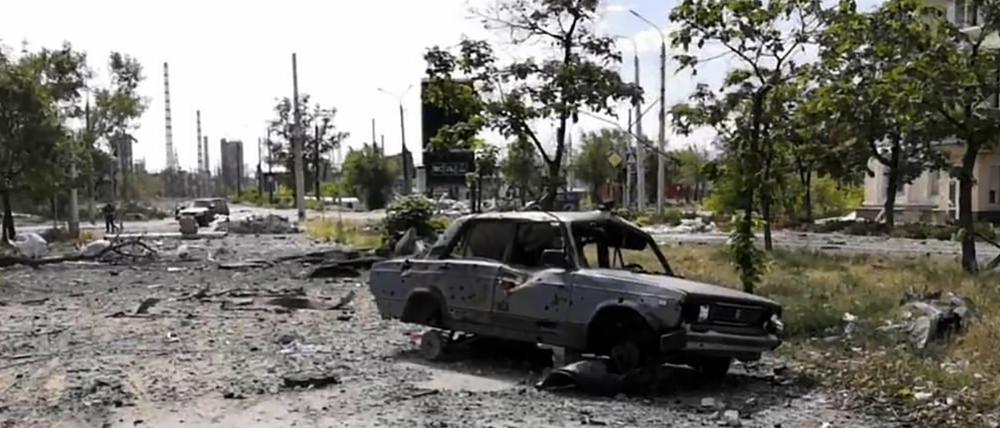 Verbrannte Autos und beschädigte Wohnhäuser in Lyssytschansk.