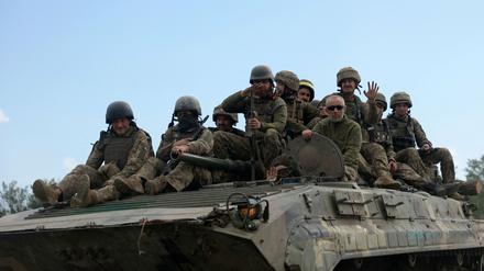Ukrainische Soldaten fahren auf einem gepanzerten Mannschaftswagen (APC) auf einer Straße in der östlichen Region Luhansk nahe Bachmut (Symbolbild)