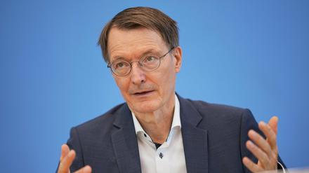Karl Lauterbach (SPD), Bundesminister für Gesundheit, spricht bei einer Pressekonferenz zur Corona-Lage im Sommer in der Bundespressekonferenz.