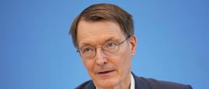 Karl Lauterbach (SPD), Bundesminister für Gesundheit, spricht bei einer Pressekonferenz zur Corona-Lage im Sommer in der Bundespressekonferenz.