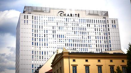 Der Bettenturm auf dem Charité-Campus in Berlin-Mitte.
