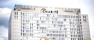 Der Bettenturm auf dem Charité-Campus in Berlin-Mitte.