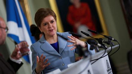 Die schottische Regierungschefin Nicola Sturgeon auf einer Pressekonferenz am 14. Juni 2022.