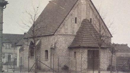 Klicken Sie mal auf das rote Kreuz. Dann erkennen Sie die Kirche der Gartenstadt Staaken in ihren Anfangsjahren besser.