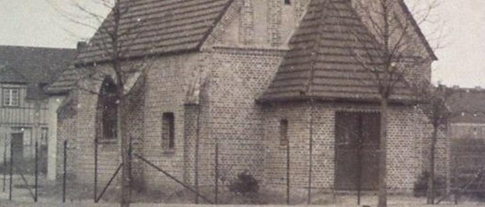 Klicken Sie mal auf das rote Kreuz. Dann erkennen Sie die Kirche der Gartenstadt Staaken in ihren Anfangsjahren besser.