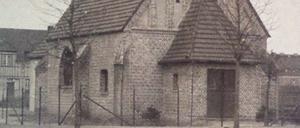 Klicken Sie mal auf das rote Kreuz. Dann erkennen Sie die Kirche der Gartenstadt Staaken in ihren Anfangsjahren besser.