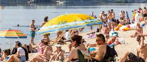 Kiew am 11. Juni 2022: Ein Badestrand am Fluss Dnepr.