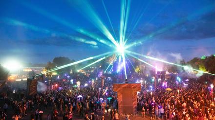 Festivalbesucher:innen tanzen auf dem Gelände des Fusion-Festivals. (Archiv)