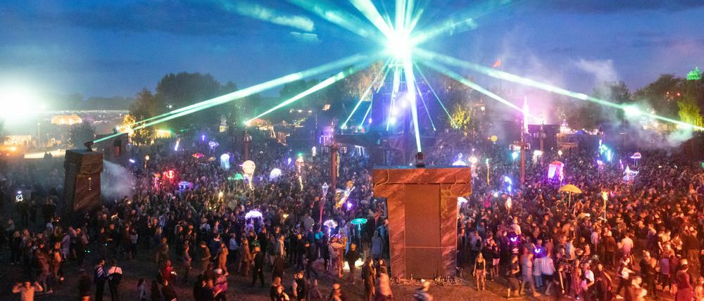 Festivalbesucher:innen tanzen auf dem Gelände des Fusion-Festivals. (Archiv)