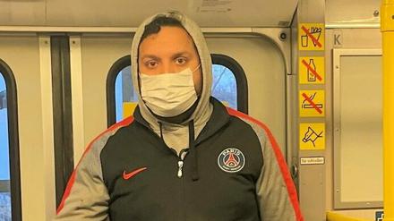 Der gesuchte Mann trug eine Trainingsjacke des Fußballvereins Paris Saint-Germain. 