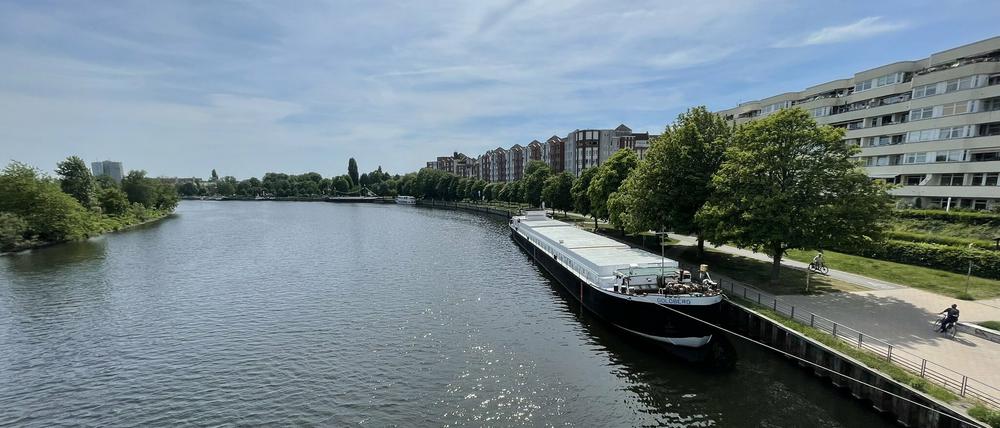 Die MS Goldberg am Ufer der Havel Berlin-Spandau.