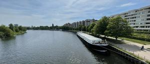 Die MS Goldberg am Ufer der Havel in Berlin-Spandau.
