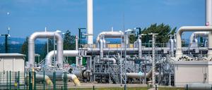 Mecklenburg-Vorpommern, Lubmin: Blick auf Rohrsysteme und Absperrvorrichtungen in der Gasempfangsstation der Ostseepipeline Nord Stream 1 und der Übernahmestation der Ferngasleitung OPAL (Ostsee-Pipeline-Anbindungsleitung). 