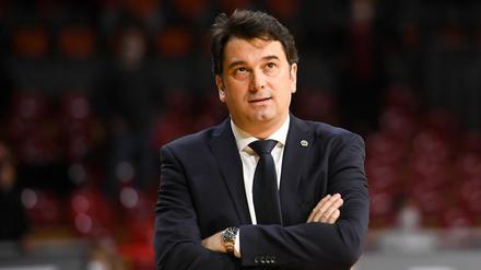 Trainer Israel González hat einen neuen Vertrag bis 2025 bei Basketball-Meister Alba Berlin erhalten.