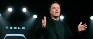 Tesla-Chef Elon Musk spricht am 14. März 2019 vor der Enthüllung des Teslas Modell Y in Teslas Designstudio.