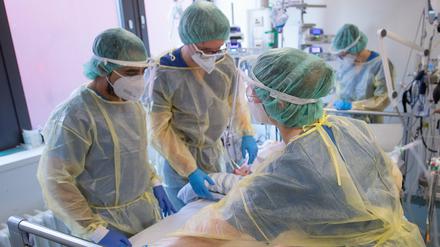 Mehrere Pfleger für einen Corona-Patienten? Ärzte warnen, dass das nicht möglich sein könnte im Sommer.