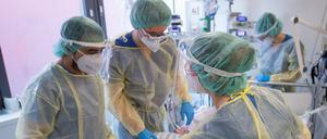 Mehrere Pfleger für einen Corona-Patienten? Ärzte warnen, dass das nicht möglich sein könnte im Sommer.