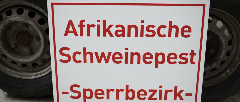 Ein Schild mit der Aufschrift «Afrikanische Schweinepest - Sperrbezirk-»