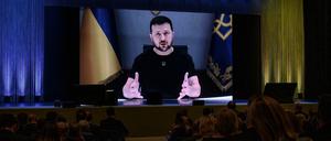 Der ukrainische Präsident Wolodymyr Selenskyj erscheint auf einem riesigen Bildschirm, während er zu Beginn einer zweitägigen internationalen Konferenz über den Wiederaufbau der Ukraine in Lugano am 4. Juli 2022 eine Erklärung abgibt.