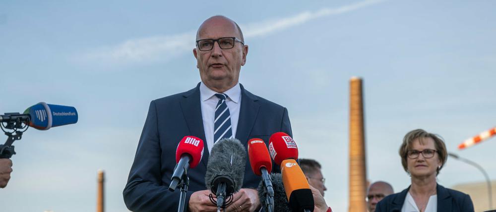 Brandenburgs Ministerpräsident Dietmar Woidke (SPD) spricht nach dem Treffen mit der Belegschaft der PCK Raffinerie mit Medienvertretern.