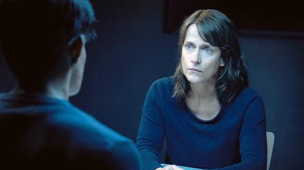 Im Verhör von Adam Dahl (Eloi Christ), der in einem Zugabteil ohne erkennbaren Grund einen Mitreisenden totgeschlagen hat, kämpft Kommissarin Doreen Brasch (Claudia Michelsen) zugleich mit ihren eigenen Dämonen. 
