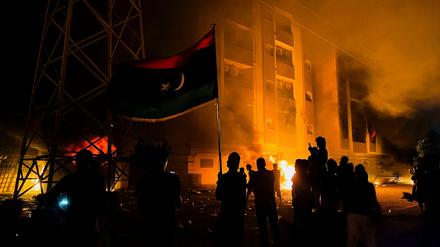 Protestler in der lybischen Stadt Tobruk haben das Parlament angegriffen, Steine geworfen und Feuer gelegt.