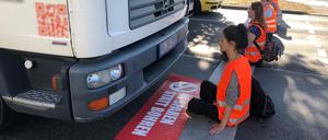 Aktivist:innen blockieren eine Straße in Berlin.