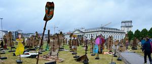 Pappfiguren von Taring Padi auf dem Friedrichsplatz in Kassel.