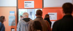 Wähler stehen in einer Schlange vor dem Wahllokal für die Bundestagswahl und die Wahl des Abgeordnetenhauses. 