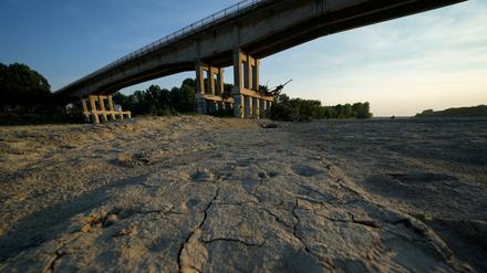 Das trockene Flussbett des Po bei Boretto in Italien am 15.06.2022.