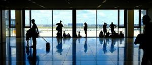 Wartende Flugpassagiere in dem Wartebereich des Terminals im BER Flughafens.