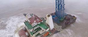 Ein Hubschrauber mit einer Rettungsmannschaft nährt sich einem sinkenden Schiff im Südchinesischen Meer.