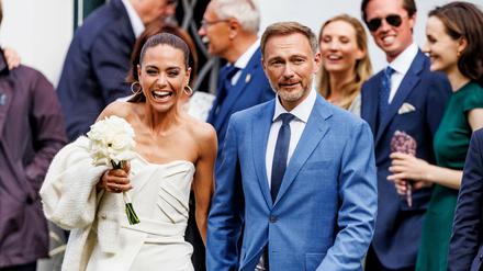 Christian Lindner und Franka Lehfeldt verlassen nach der standesamtlichen Trauung das Sylt-Museum.
